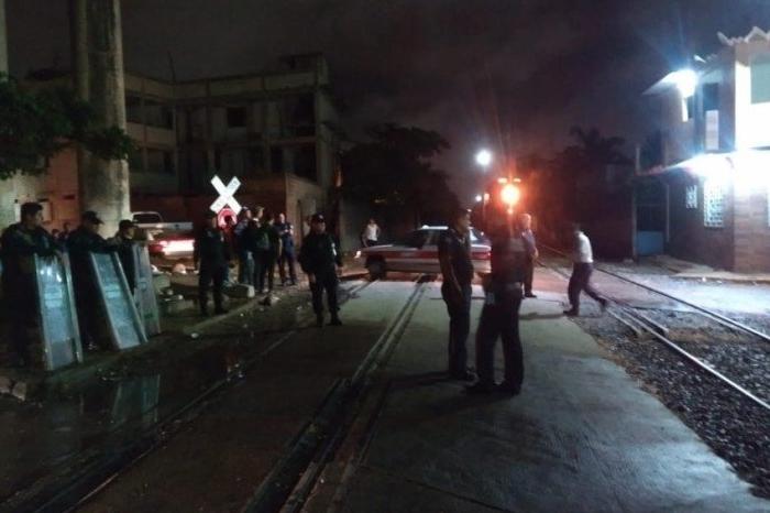 Operativo contra migrantes en Coatzacoalcos, Policía Federal impide que suban al tren