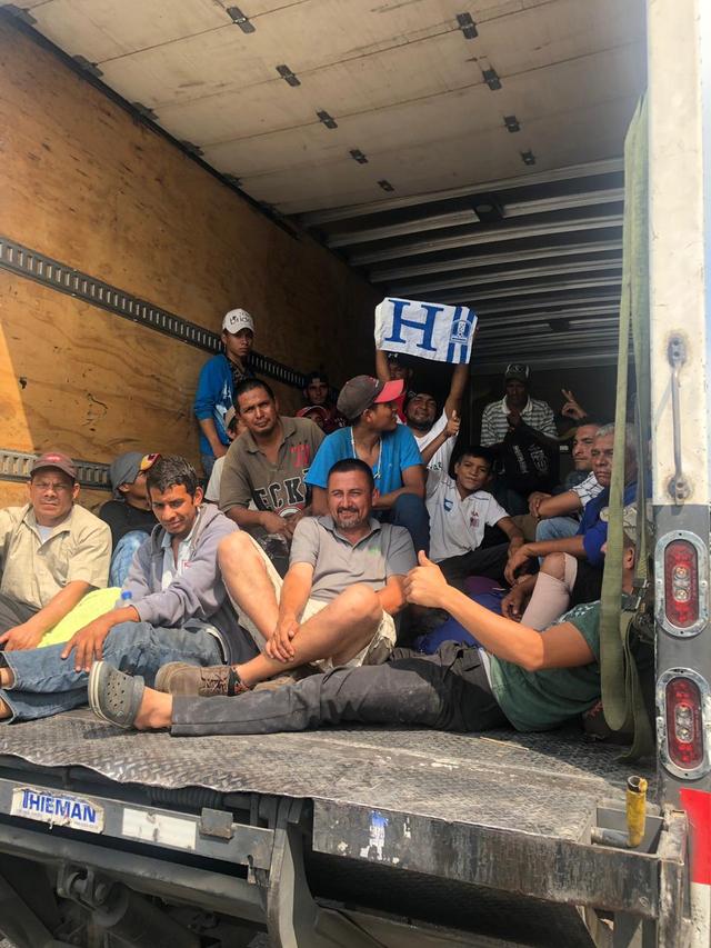 Trasladan a 220 migrantes de Coatza a Sayula de Alemán